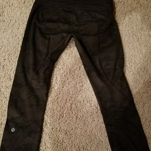 Lululemon Black Camo Wunder Under Crops 6 EUC!!